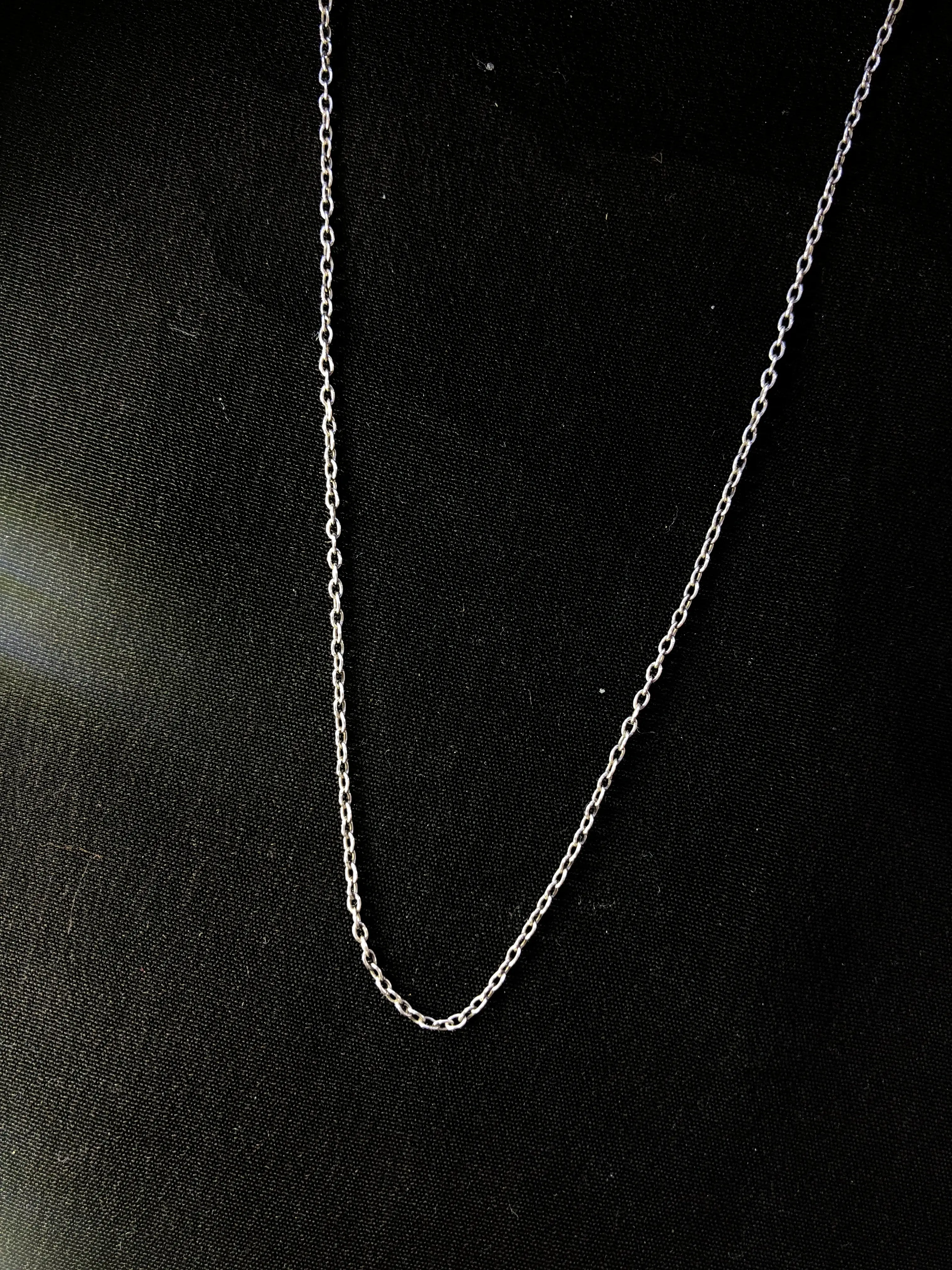 Silver cable chain second view